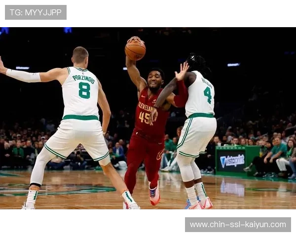 米切尔持球造犯规，爵士罚球稳定胜局